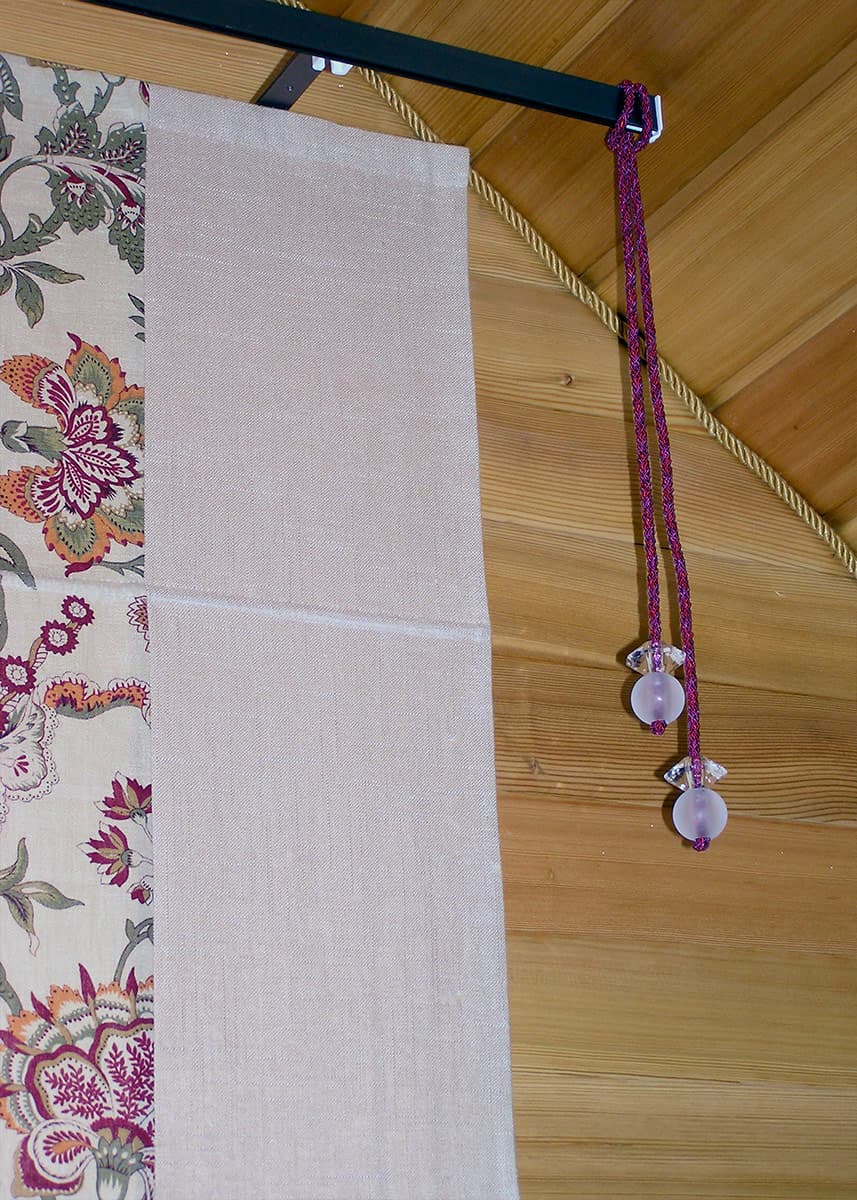 Римская штора — ткань SAUM & VIEBAHN, тюль Nya Nordyska. Кухня гостевого дома