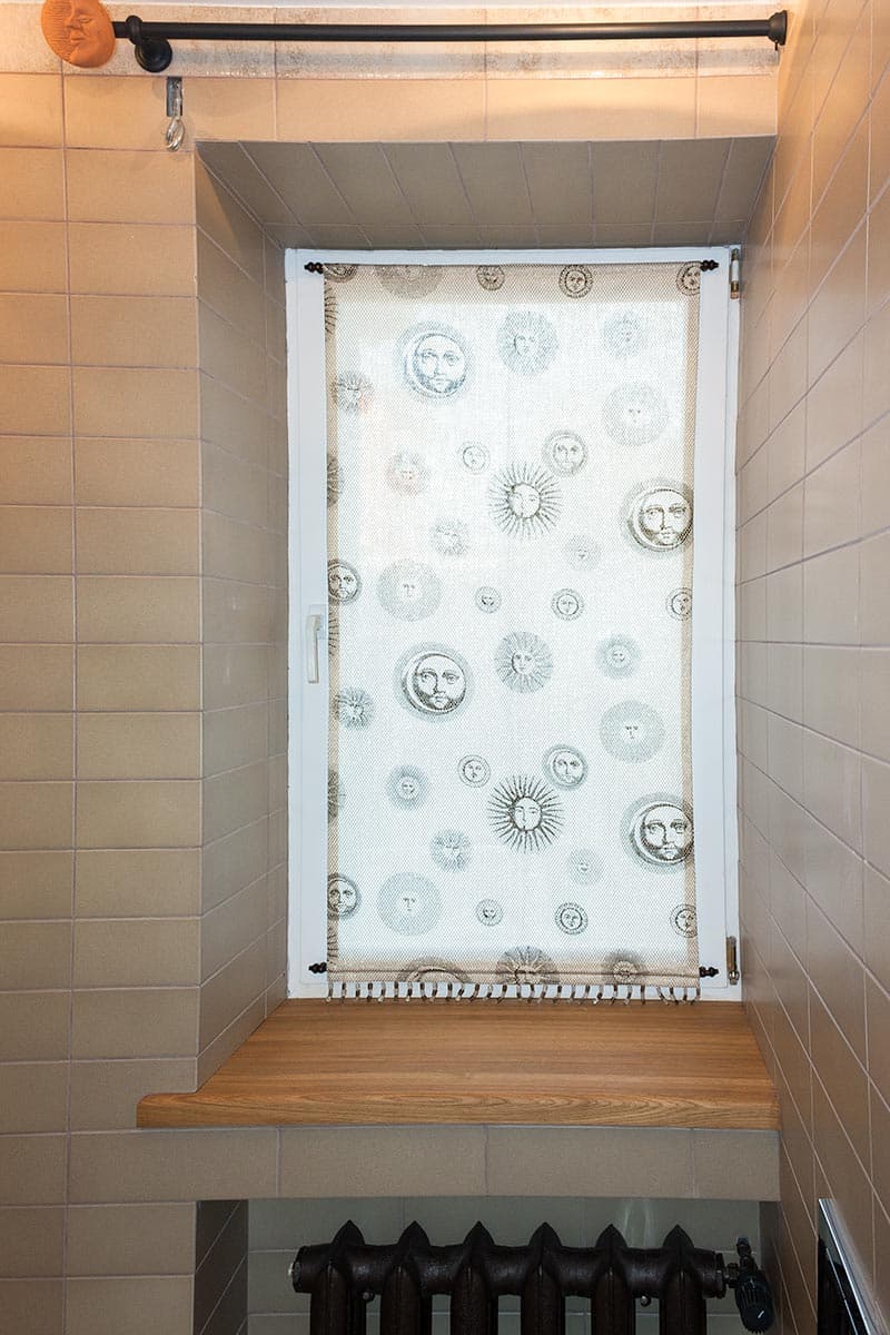 Штора-экран в ванной комнате таунхауса
