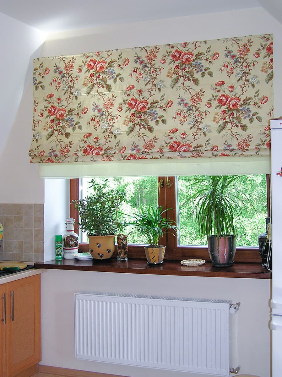 Римская штора — ткань SAUM & VIEBAHN, тюль Nya Nordyska. Кухня гостевого дома