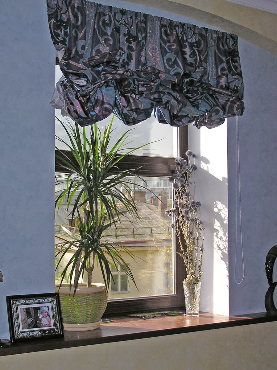 Австрийская штора для окна в холле