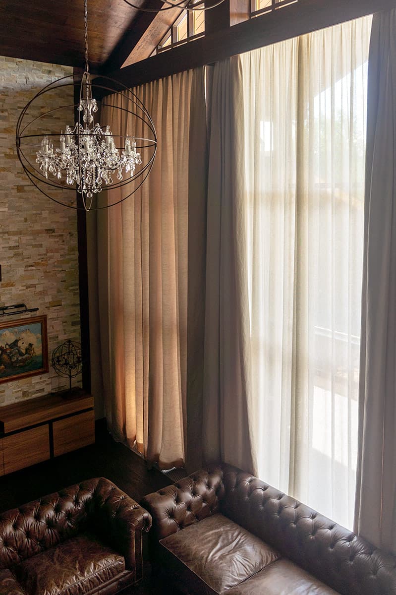 Шторы из льняной ткани Aldeco на французских окнах загородного дома