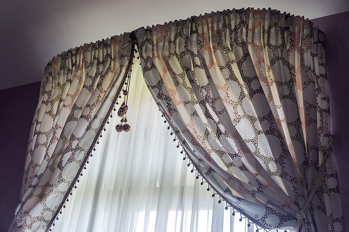 Шторы из ткани с вышивкой Casadeco в детской комнате, крупный план карниза