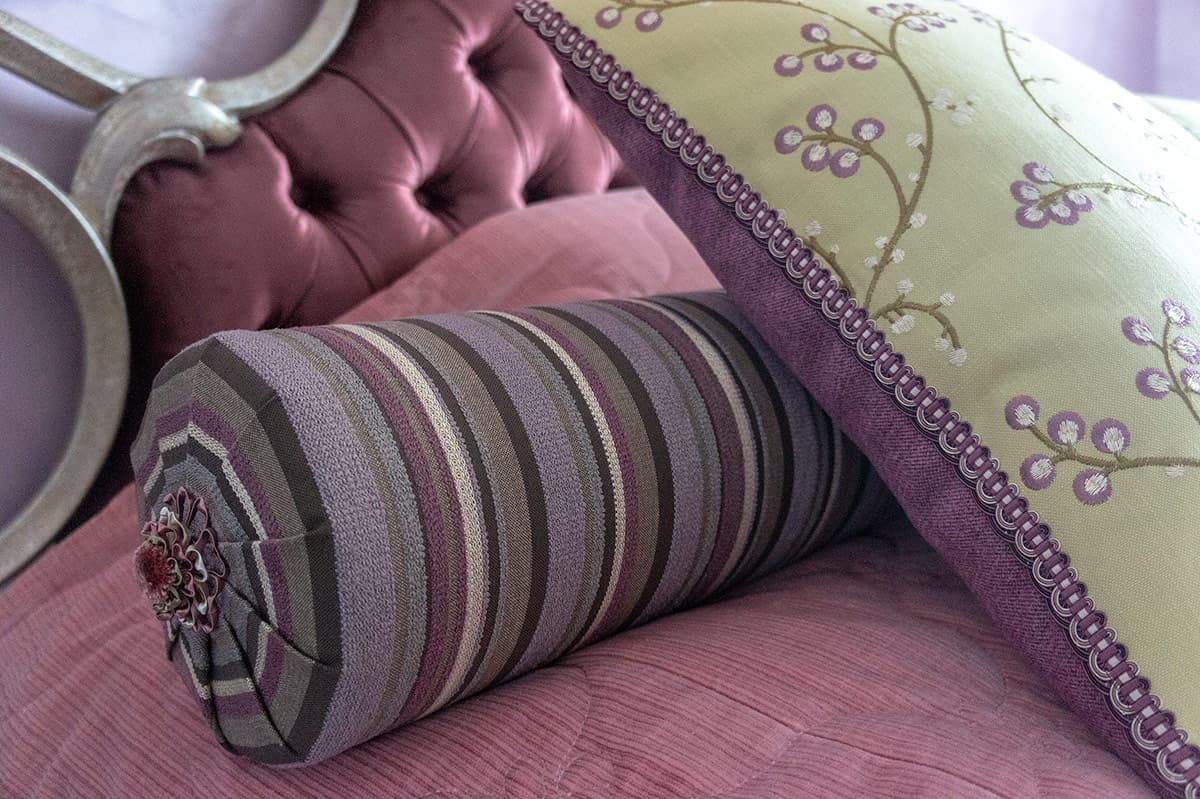Квадратные подушки — ткань с вышивкой, декор кровати — ткани Fabricut в детской комнате