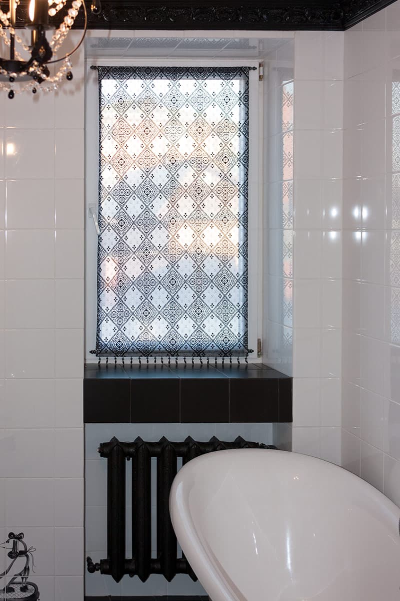 Штора-экран в ванной комнате таунхауса, декоративная тесьма. Крупный план