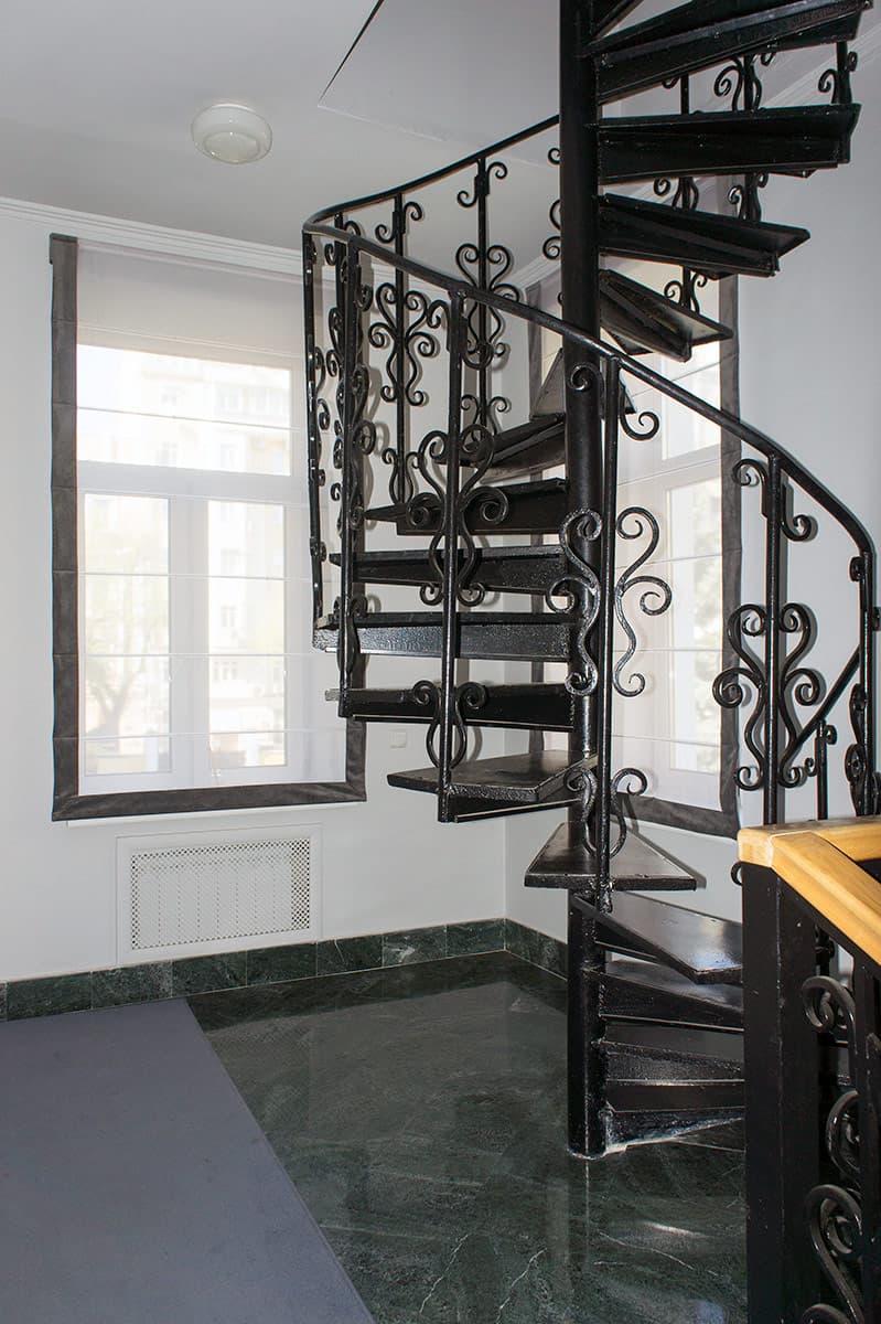 Римские шторы для лестницы черного хода особняка