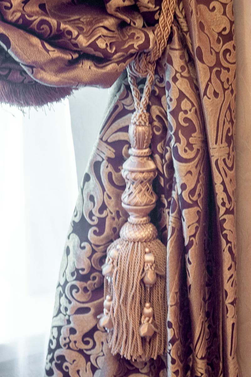 Шторы в гостиной из ткани RUBELLI, декоративная кисть крупным планом
