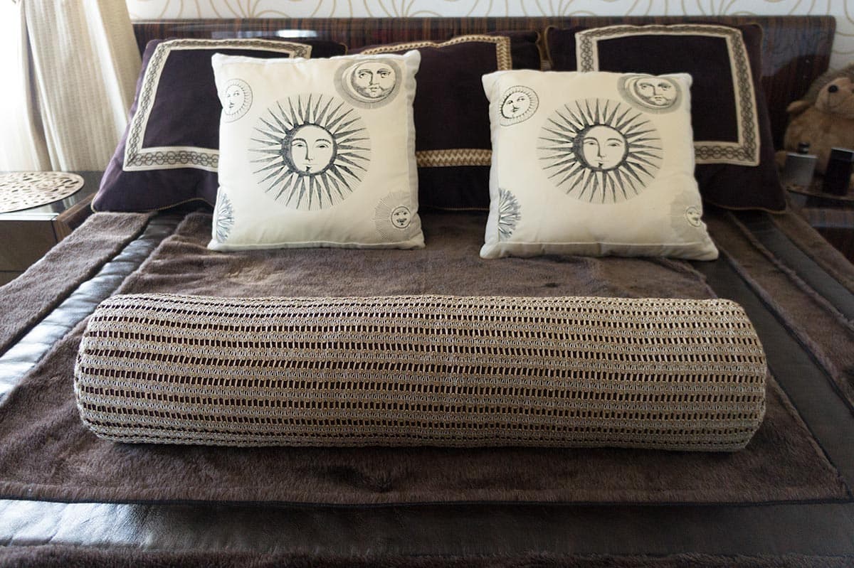 Подушки в спальне из ткани по мотивам Piero Fornasetti