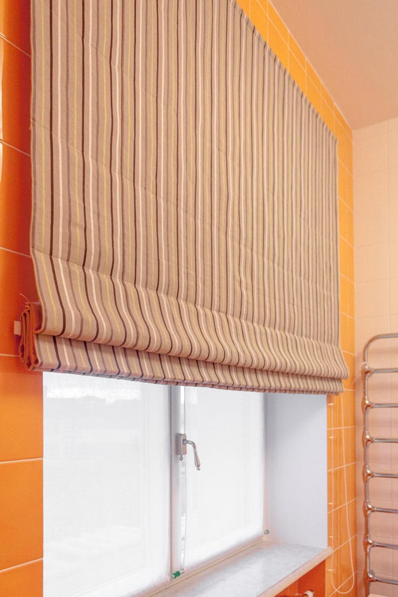 Подъемные шторы в ванной комнате при детской